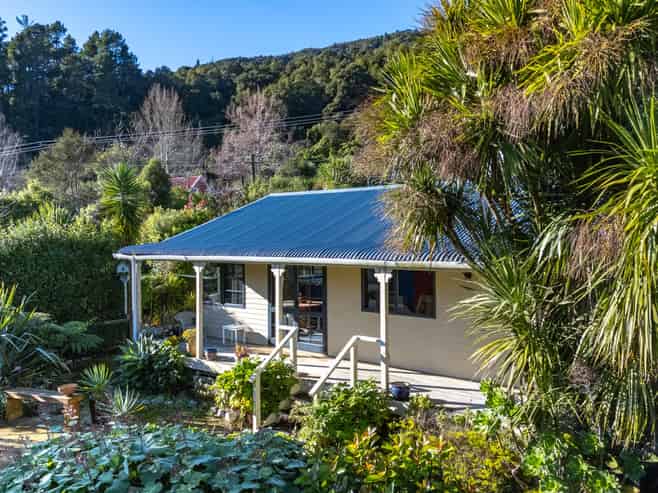 1695 Queen Charlotte Drive, Linkwater