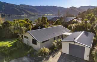1695 Queen Charlotte Drive, Linkwater