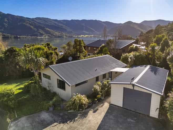 1695 Queen Charlotte Drive, Linkwater