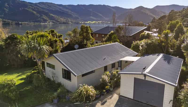 1695 Queen Charlotte Drive, Linkwater