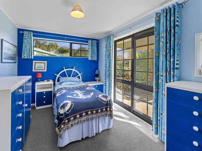 1695 Queen Charlotte Drive, Linkwater