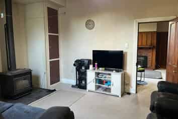 504 Collins Rd, Lincoln