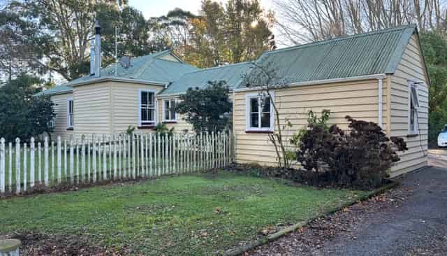 504 Collins Rd, Lincoln