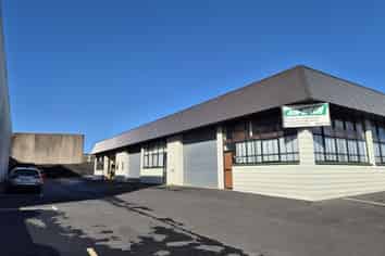 Industrial unit with mezzanine and 3 car parks