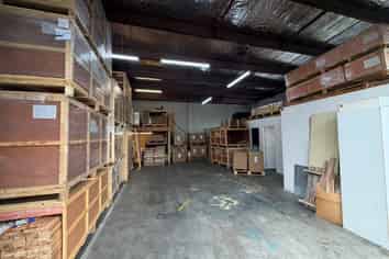 Industrial unit with mezzanine and 3 car parks