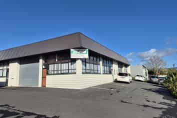 Industrial unit with mezzanine and 3 car parks