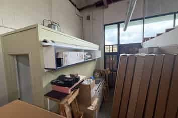Industrial unit with mezzanine and 3 car parks