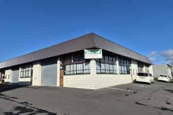 Industrial unit with mezzanine and 3 car parks