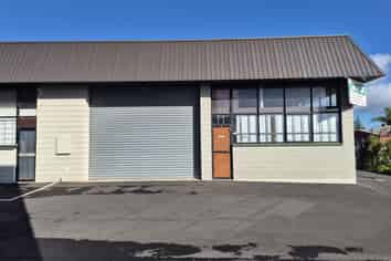 Industrial unit with mezzanine and 3 car parks