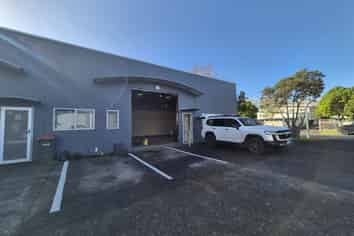 Affordable renovated unit with three car parks