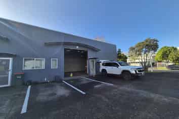 Affordable renovated unit with three car parks