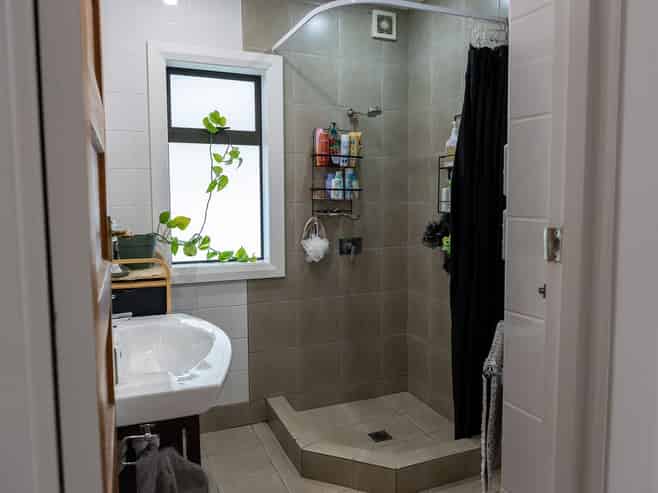 405 Hastings Street South, Akina