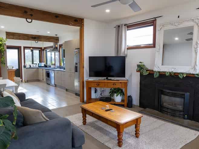 405 Hastings Street South, Akina