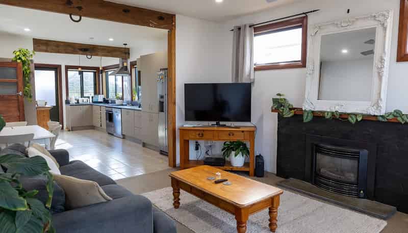 405 Hastings Street South, Akina