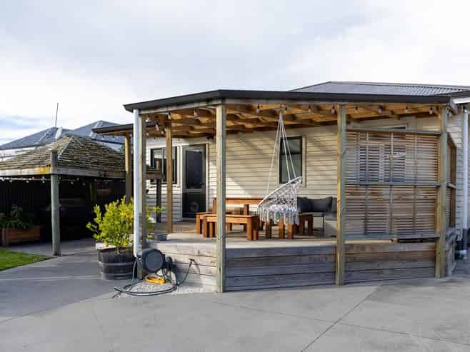 405 Hastings Street South, Akina