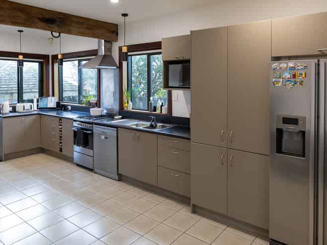 405 Hastings Street South, Akina