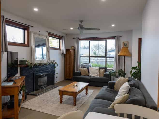 405 Hastings Street South, Akina