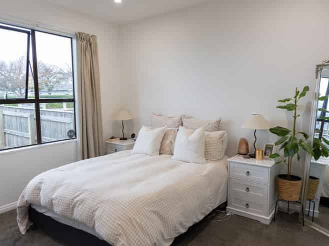 405 Hastings Street South, Akina