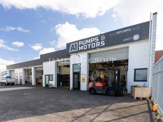 Gantry Crane-Ready Unit in Prime Wiri Location