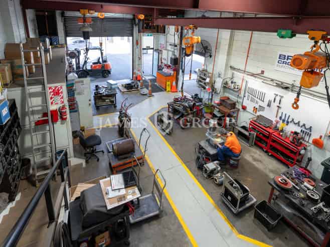 Gantry Crane-Ready Unit in Prime Wiri Location