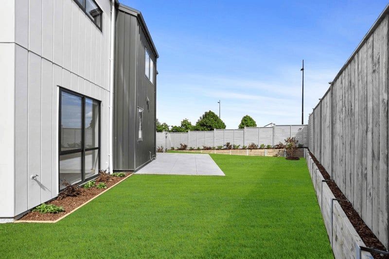 SUPER SPACIOUS STANDALONE HOME, MULTIPLE LIVING SPACES AND BATHROOMS WITH BIG BEDROOMS - PARK GREEN - Mynd 6
