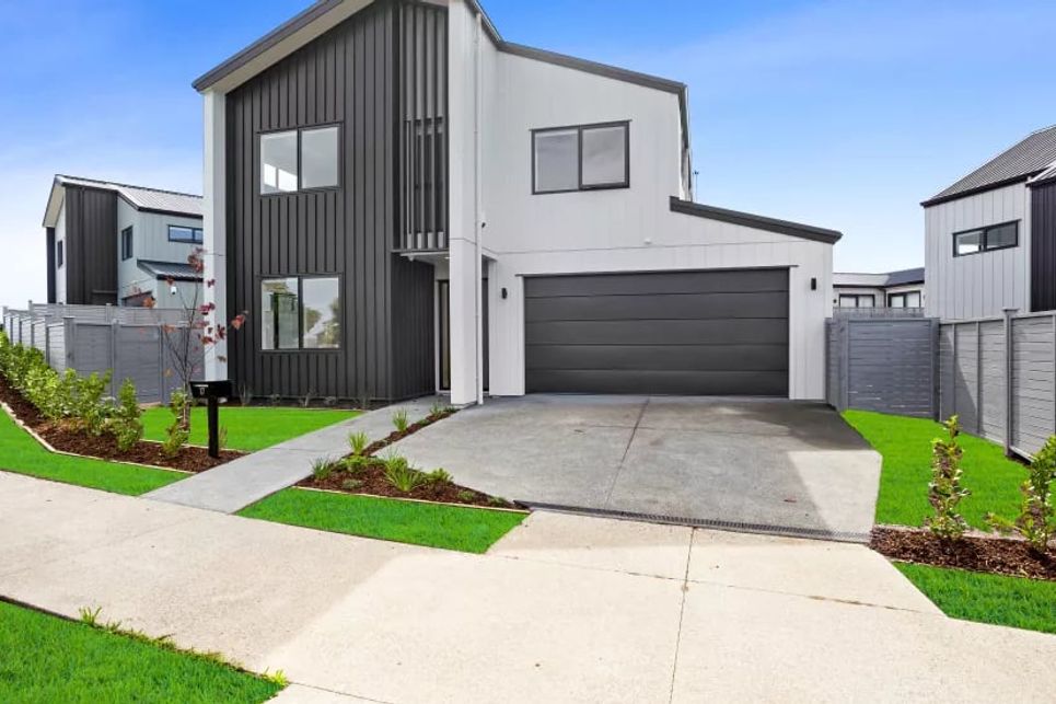 SUPER SPACIOUS STANDALONE HOME, MULTIPLE LIVING SPACES AND BATHROOMS WITH BIG BEDROOMS - PARK GREEN - Mynd 2