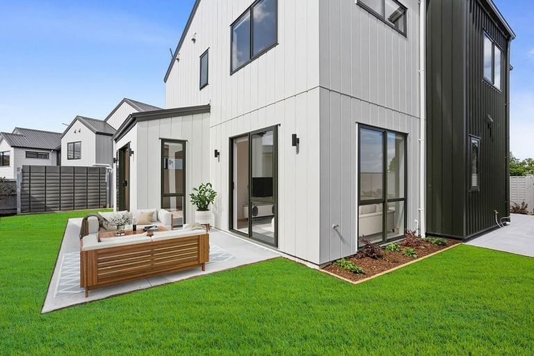 SUPER SPACIOUS STANDALONE HOME, MULTIPLE LIVING SPACES AND BATHROOMS WITH BIG BEDROOMS - PARK GREEN - Mynd 4