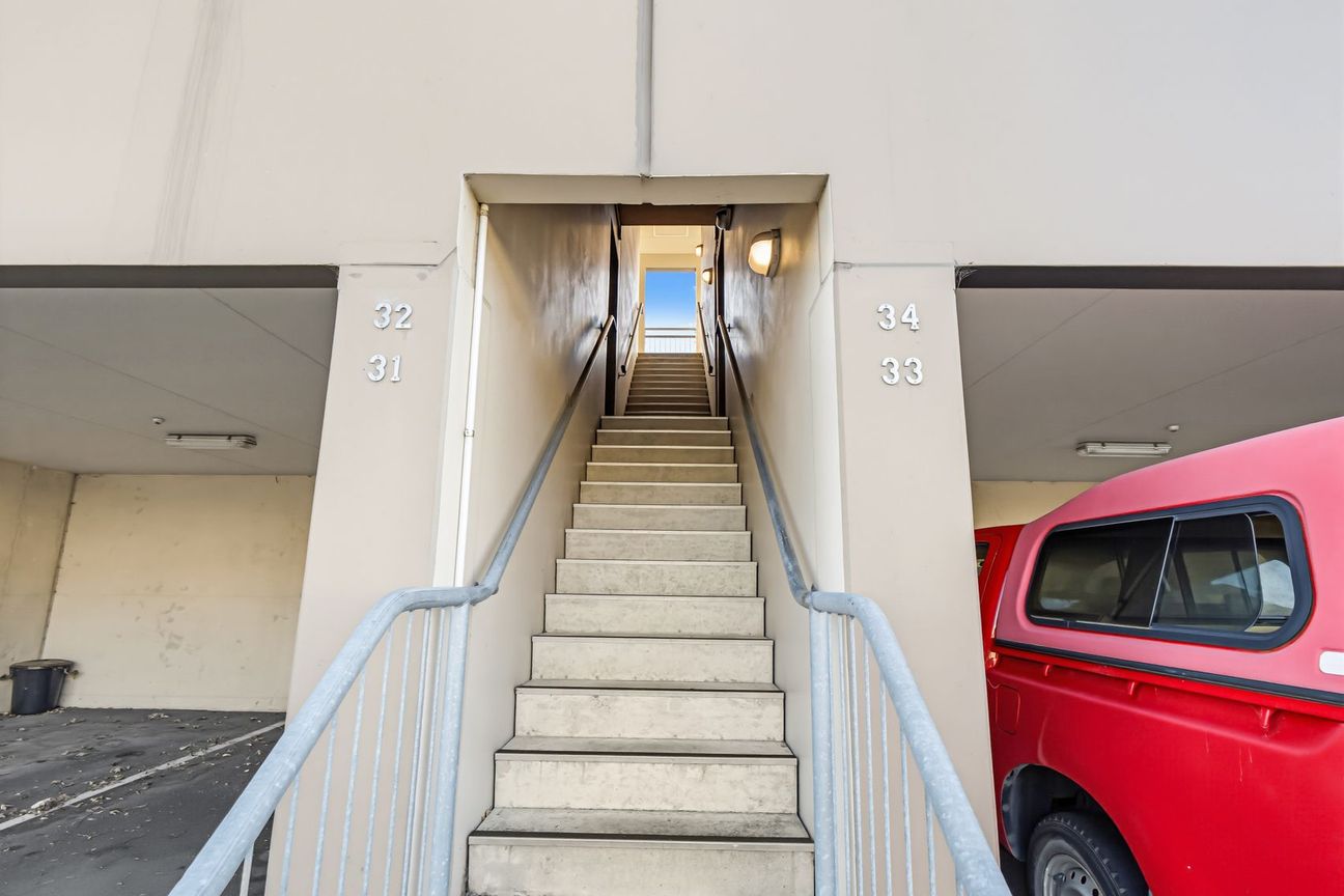 Elevated Phillipstown Apartment with Two Carparks – pohled 4