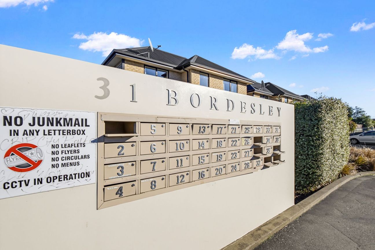 Elevated Phillipstown Apartment with Two Carparks – pohled 2
