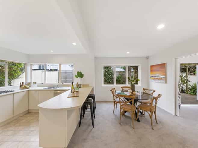 2/142 Riddell Road, Glendowie