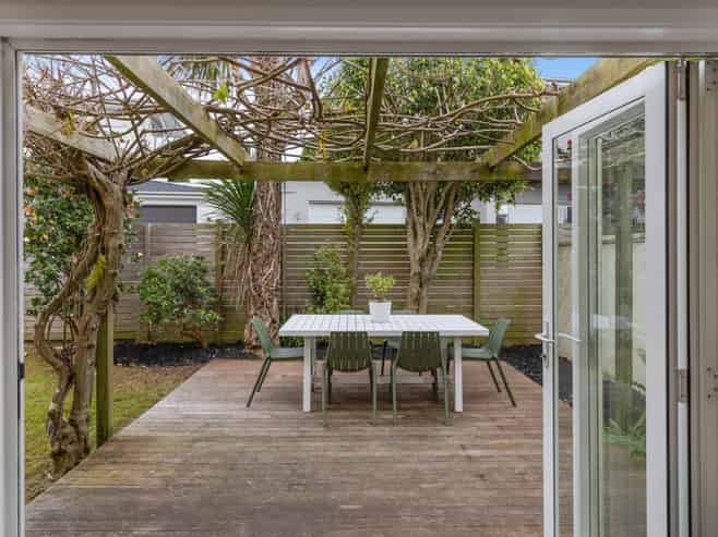 2/142 Riddell Road, Glendowie