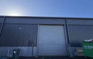 Functional Warehouse Unit with Low Office