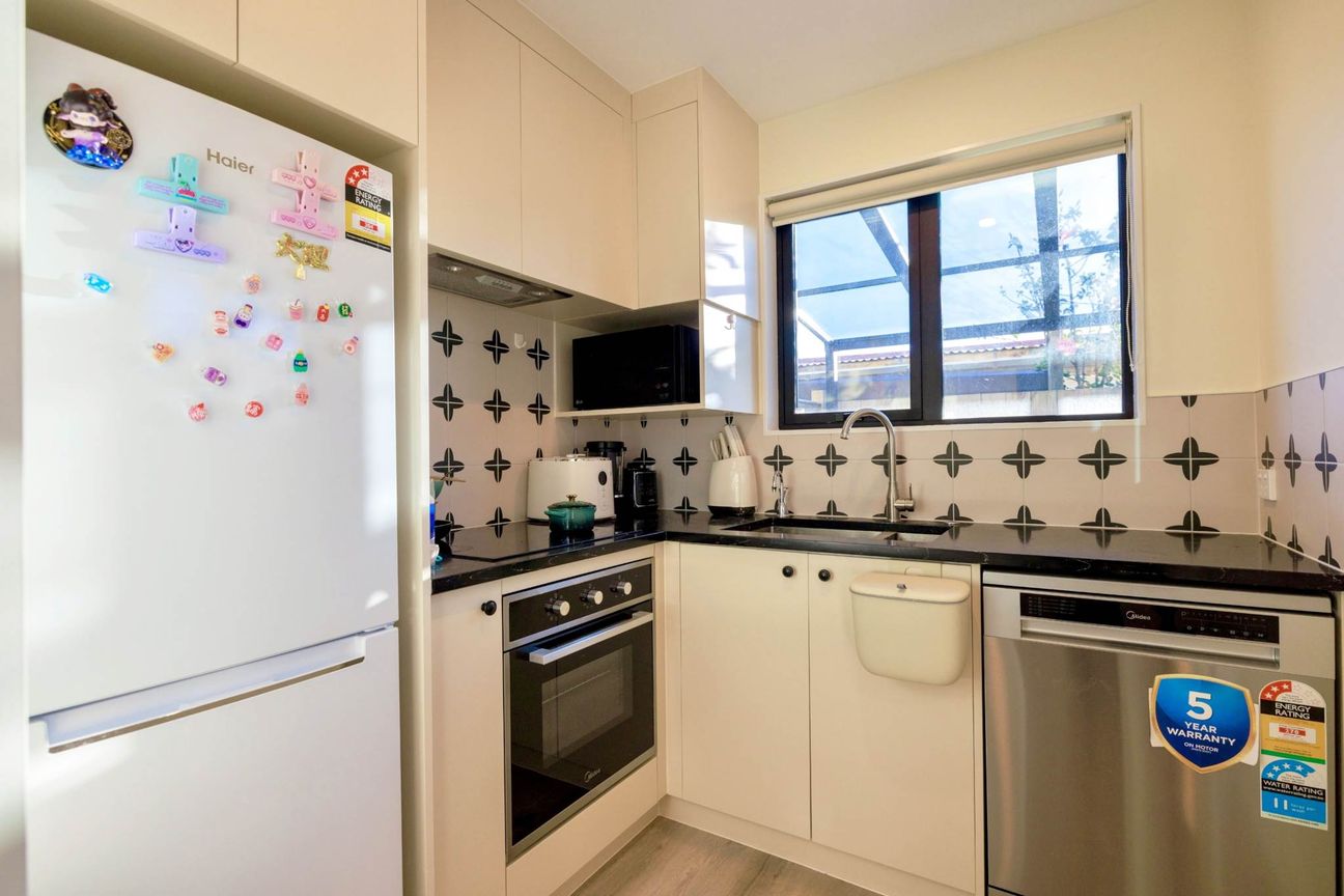 Only $499,000 – End Unit, Parking & Covered Ou... - Więcej