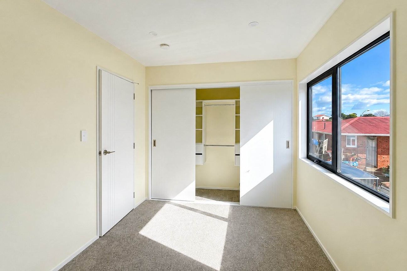 Only $499,000 – End Unit, Parking & Covered Ou... - Widok 3