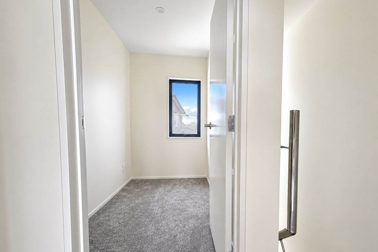 Only $499,000 – End Unit, Parking & Covered Ou... - Widok 4