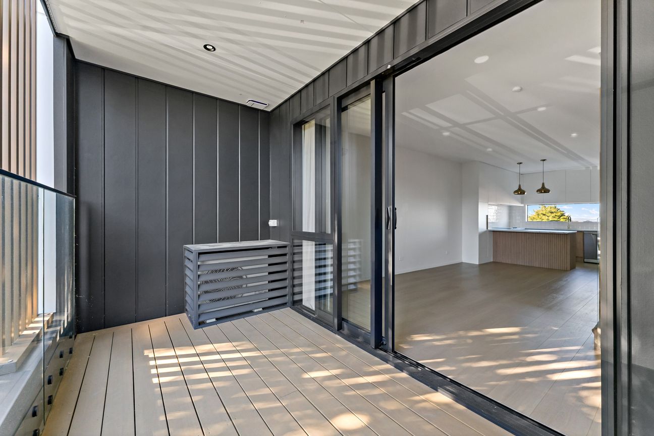 Townhouse living at its best. - Więcej