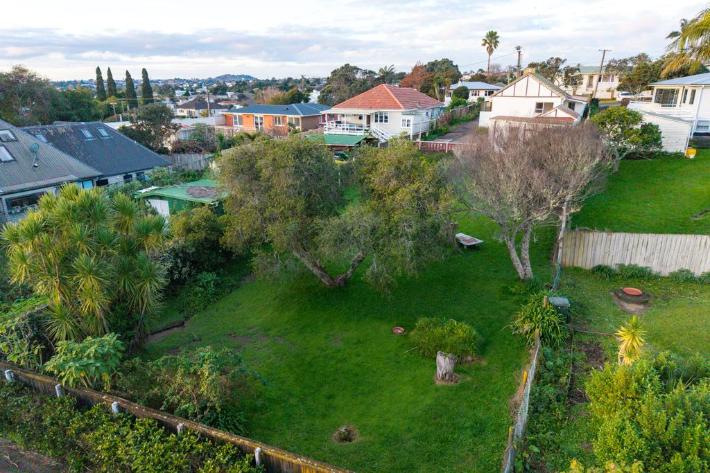 Estate Sale: 1024 m² Developer's Dream in the Bay! - Widok 5