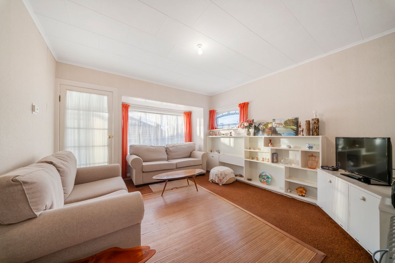 Estate Sale: 1024 m² Developer's Dream in the Bay! - Więcej