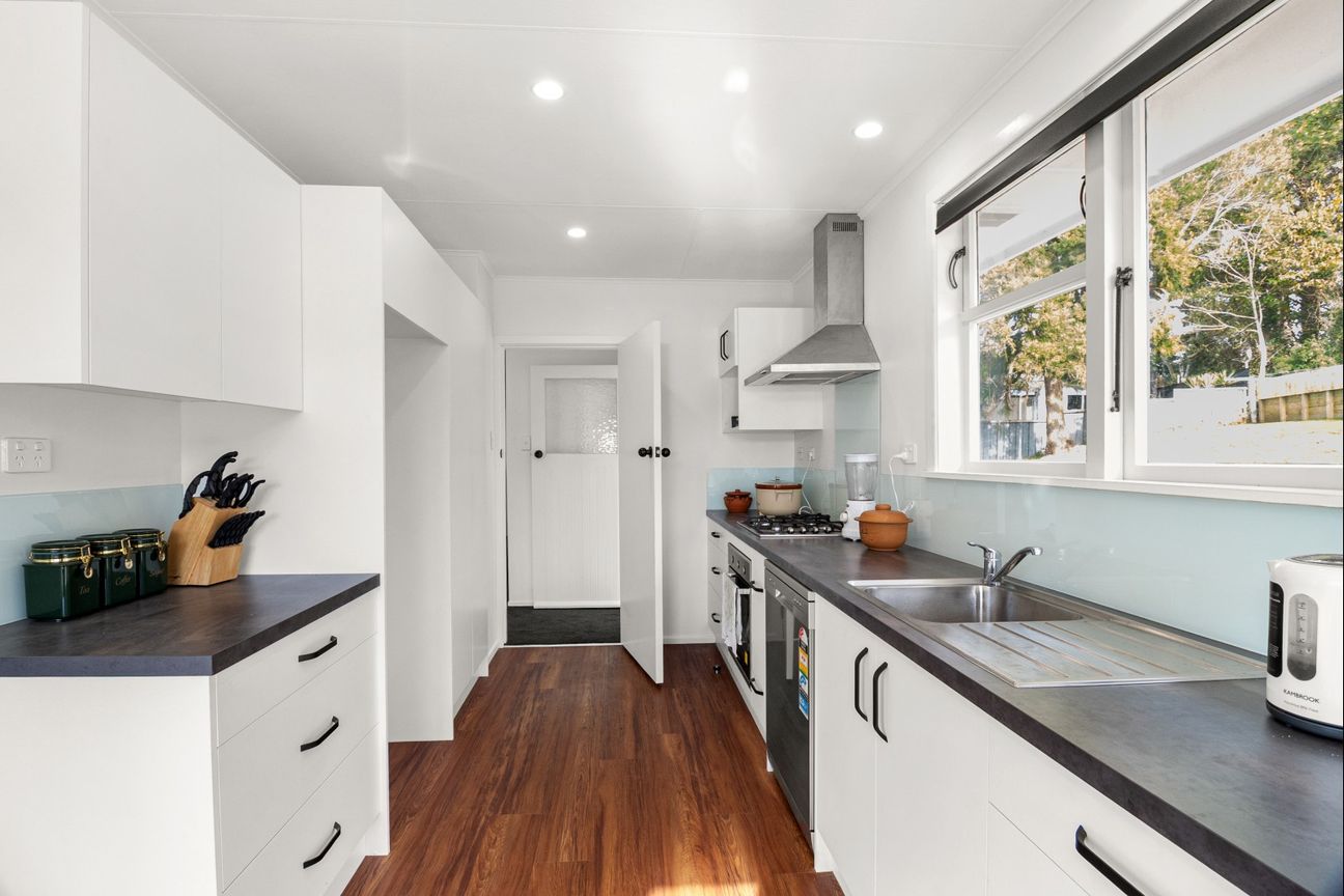 Fully renovated. Refreshed. Private & sunny. - Daugiau