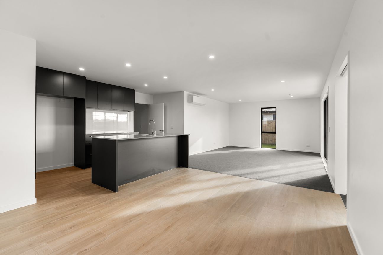 Priced to Move - 215sqm of Family Living - Vista 6