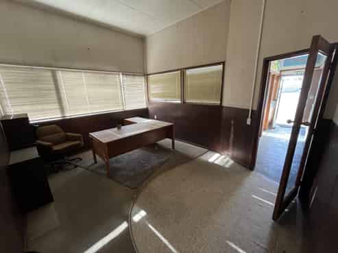 High exposure workshop, showroom and offices