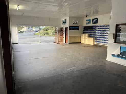 High exposure workshop, showroom and offices