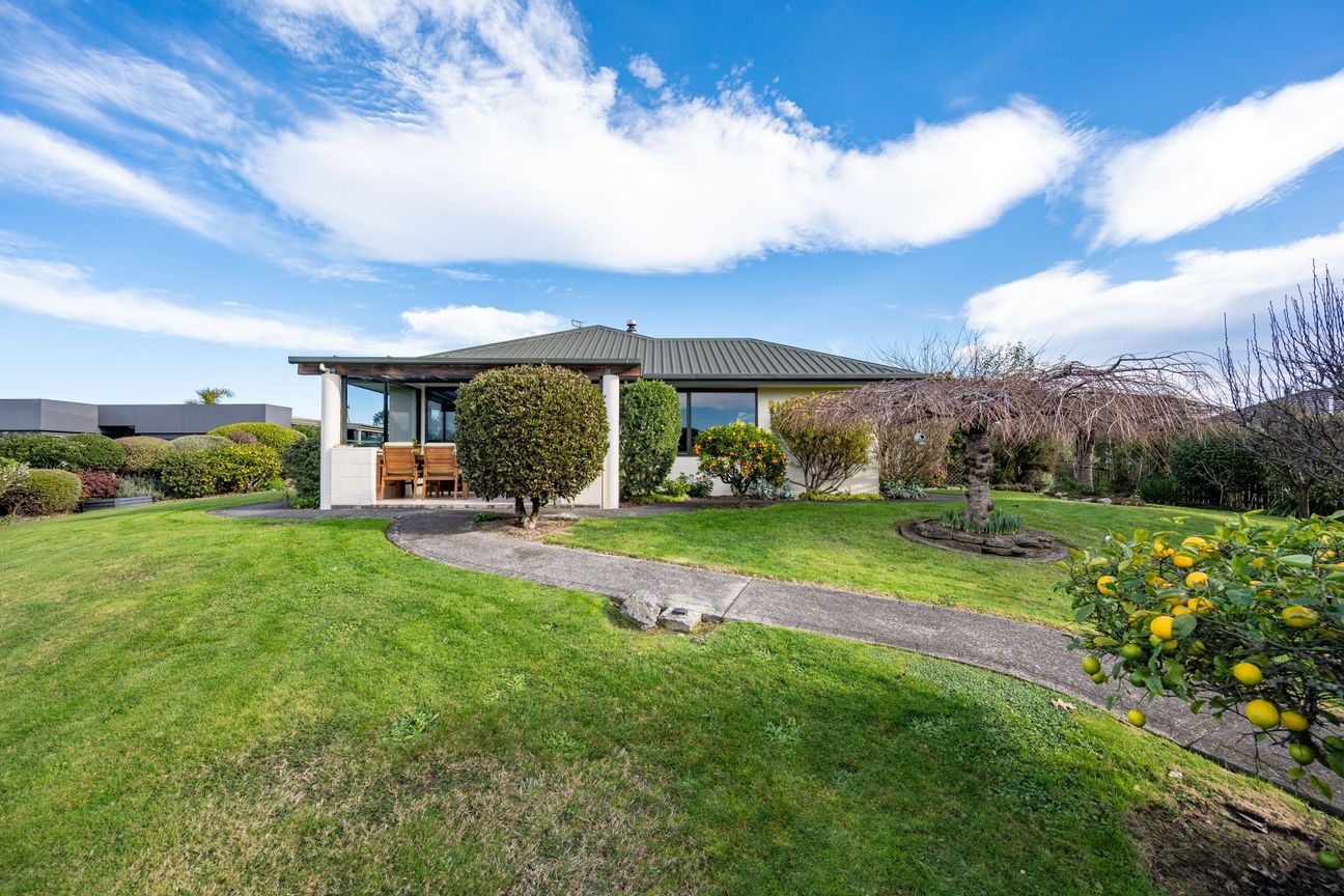 Space & Serenity, Steps from the Village! - Vista 2