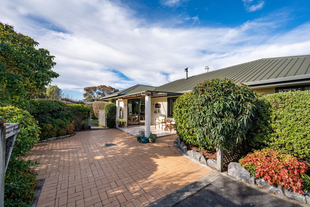 Space & Serenity, Steps from the Village! - Vista 3
