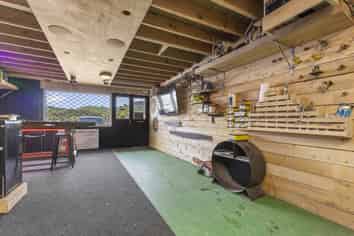 Versatile Workshop & Office in Prime Location!
