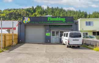 Versatile Workshop & Office in Prime Location!