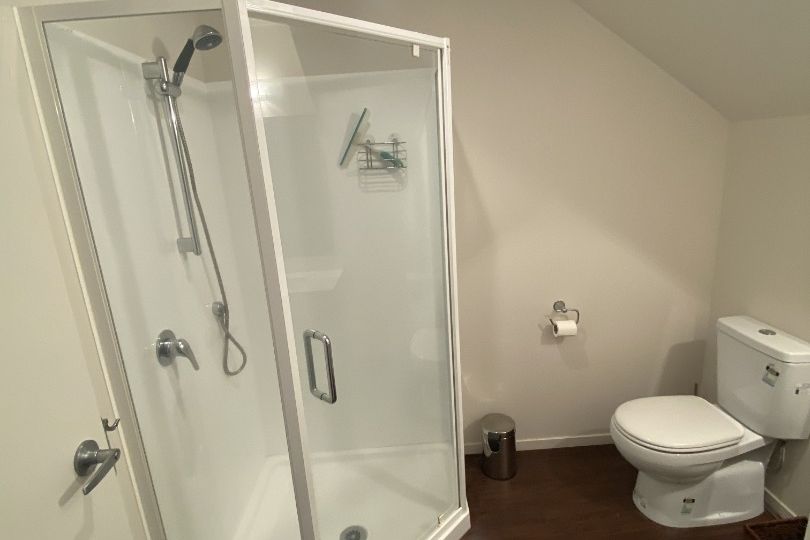 Modern Fully Furnished Three-Bedroom Townhouse with Park Views in Hamilton East - Widok 4