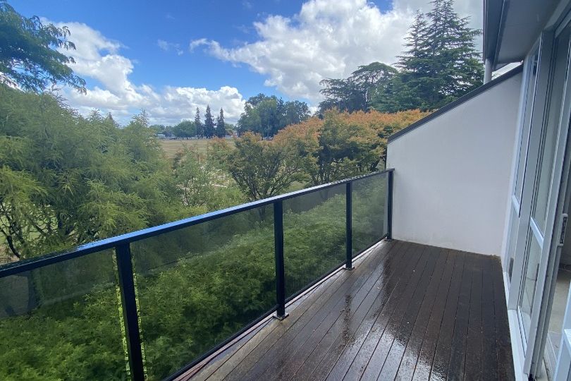 Modern Fully Furnished Three-Bedroom Townhouse with Park Views in Hamilton East - Więcej