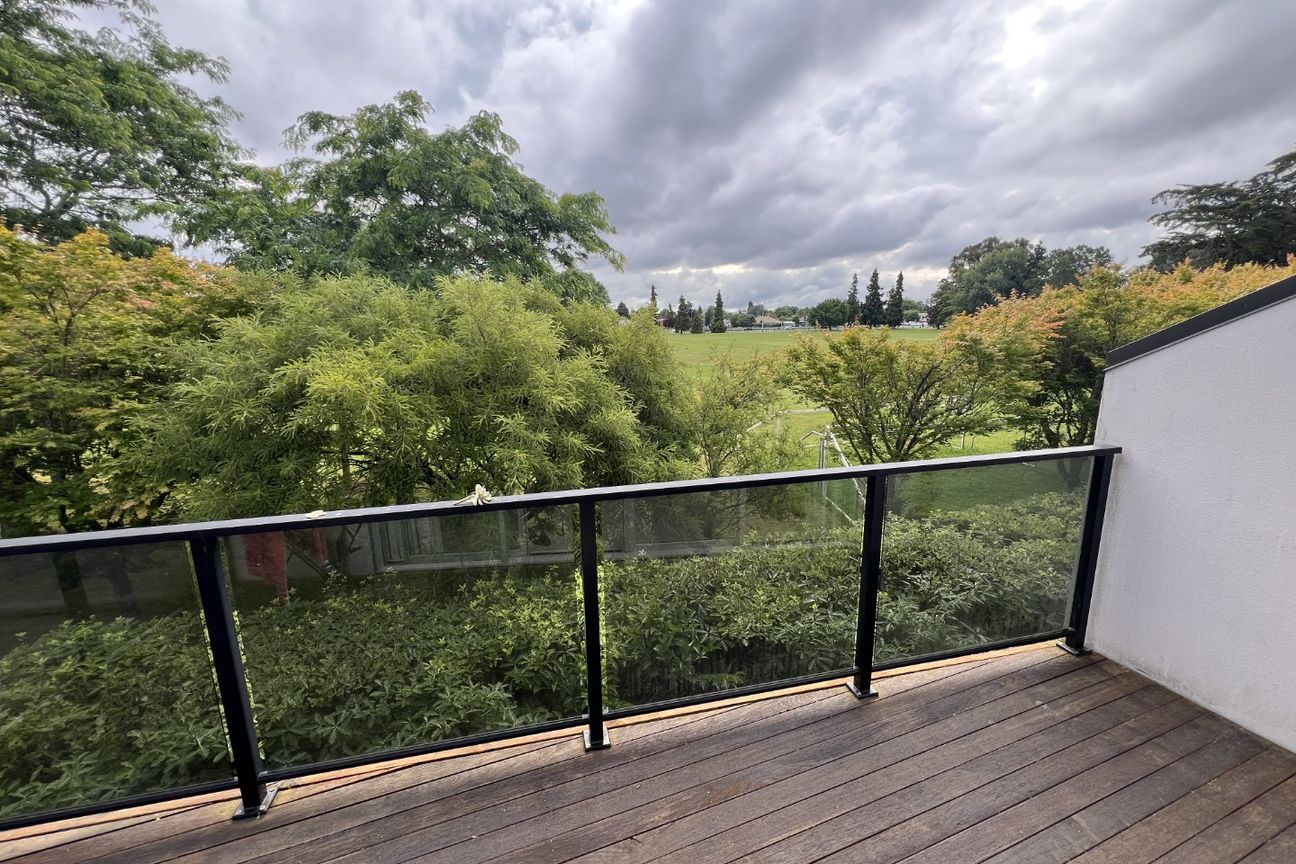 Modern Fully Furnished Three-Bedroom Townhouse with Park Views in Hamilton East - Widok 2