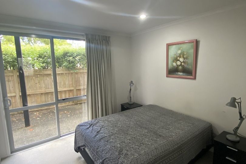 Modern Fully Furnished Three-Bedroom Townhouse with Park Views in Hamilton East - Widok 3